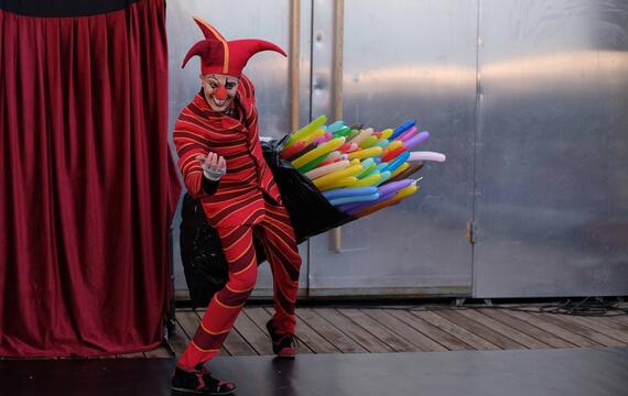 Ведущий артист Цирка Дю Солей на сцене Театра кукол